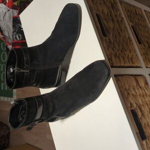 Aquatalia Luanna Booties NWOT 9 Patent Suede Snake Embossed Water Resistant